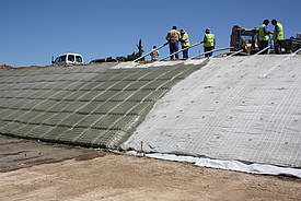 Einbringen von Beton in die Incomat Flex Betonmatte Befüllen der Incomat Flex Betonmatte mit Beton