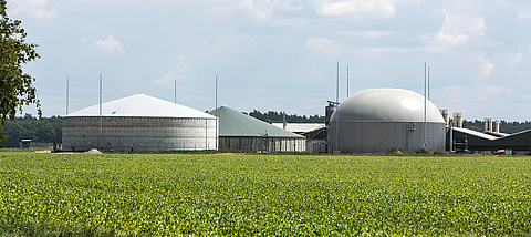 Cogatec silo roof single-skin gas-tight, double membrane gas storage, emission protection roof The picture shows a single-skin gas-tight silo roof on the left, a dome on the right and an emission protection roof in green in the middle