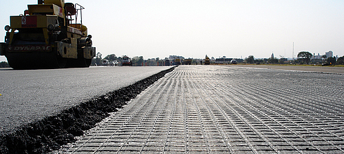 Efficient compaction of fresh asphalt with roller and bitumen coating Compaction of fresh asphalt with roller and bitumen coating for strong bond